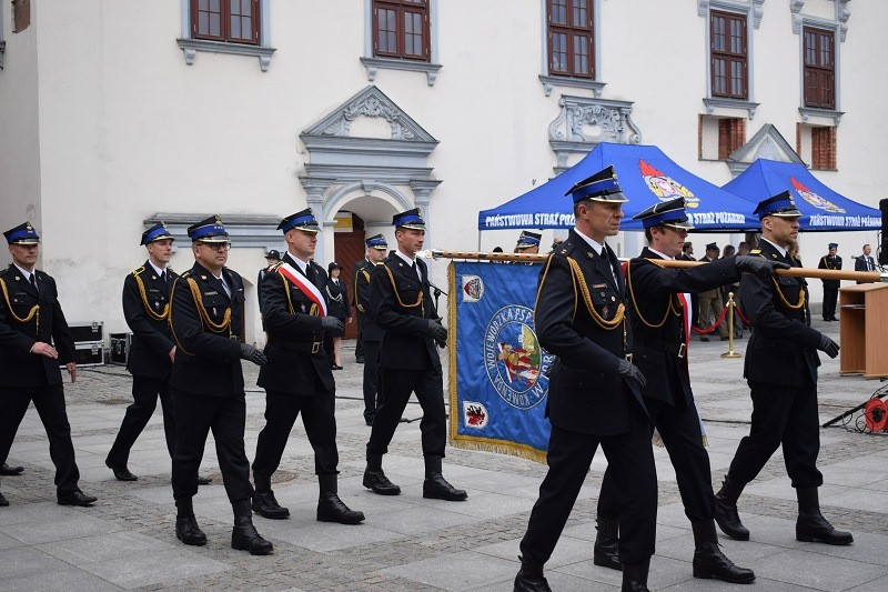 Relacja z Powiatowych Obchodów Dnia Strażaka oraz uroczystości nadania sztandaru dla KP PSP w Chełmnie
