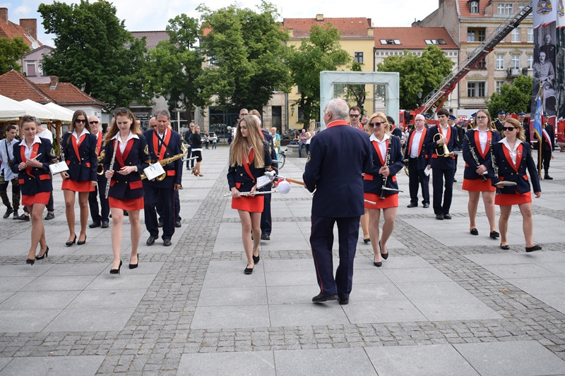 Relacja z Powiatowych Obchodów Dnia Strażaka oraz uroczystości nadania sztandaru dla KP PSP w Chełmnie