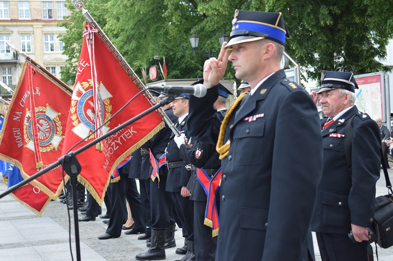 Relacja z Powiatowych Obchodów Dnia Strażaka oraz uroczystości nadania sztandaru dla KP PSP w Chełmnie