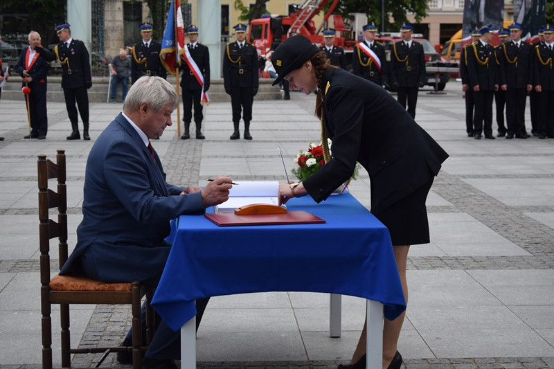 Relacja z Powiatowych Obchodów Dnia Strażaka oraz uroczystości nadania sztandaru dla KP PSP w Chełmnie