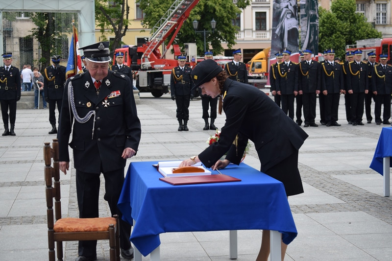 Relacja z Powiatowych Obchodów Dnia Strażaka oraz uroczystości nadania sztandaru dla KP PSP w Chełmnie