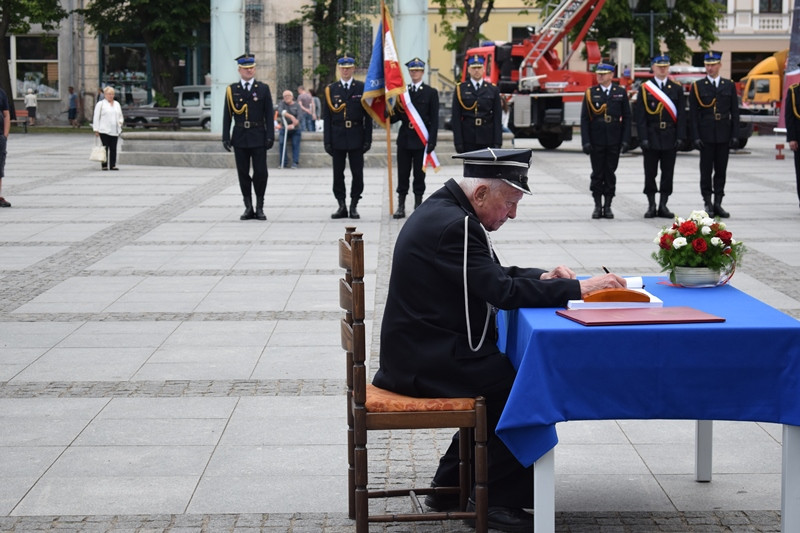 Relacja z Powiatowych Obchodów Dnia Strażaka oraz uroczystości nadania sztandaru dla KP PSP w Chełmnie
