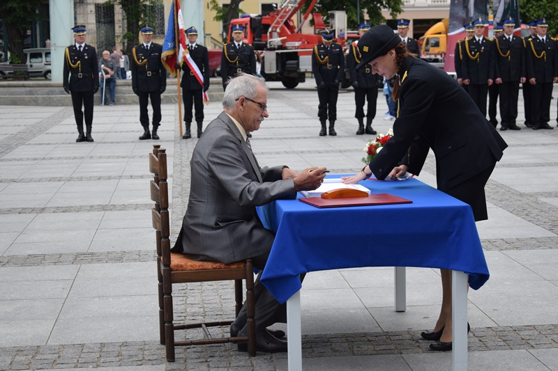 Relacja z Powiatowych Obchodów Dnia Strażaka oraz uroczystości nadania sztandaru dla KP PSP w Chełmnie