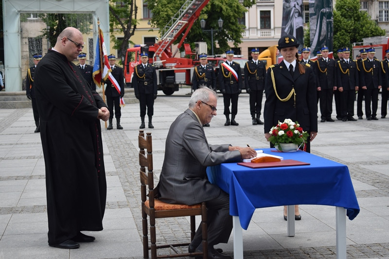 Relacja z Powiatowych Obchodów Dnia Strażaka oraz uroczystości nadania sztandaru dla KP PSP w Chełmnie