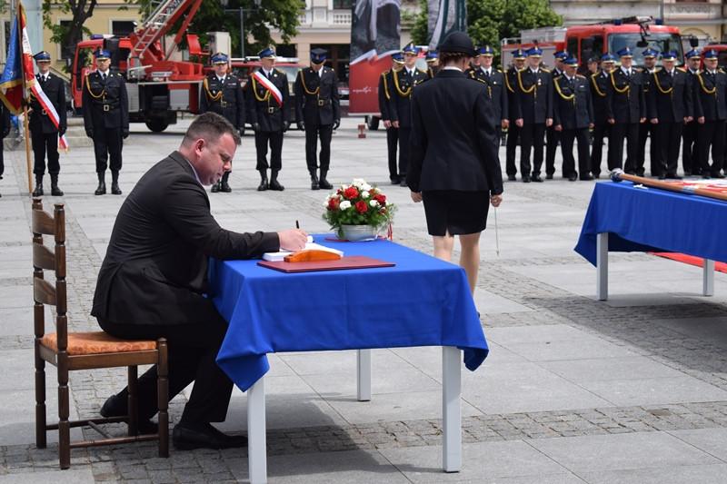 Relacja z Powiatowych Obchodów Dnia Strażaka oraz uroczystości nadania sztandaru dla KP PSP w Chełmnie