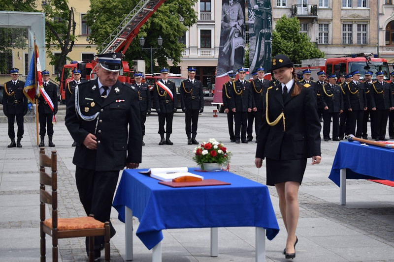 Relacja z Powiatowych Obchodów Dnia Strażaka oraz uroczystości nadania sztandaru dla KP PSP w Chełmnie