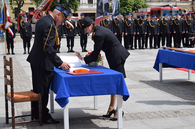 Relacja z Powiatowych Obchodów Dnia Strażaka oraz uroczystości nadania sztandaru dla KP PSP w Chełmnie