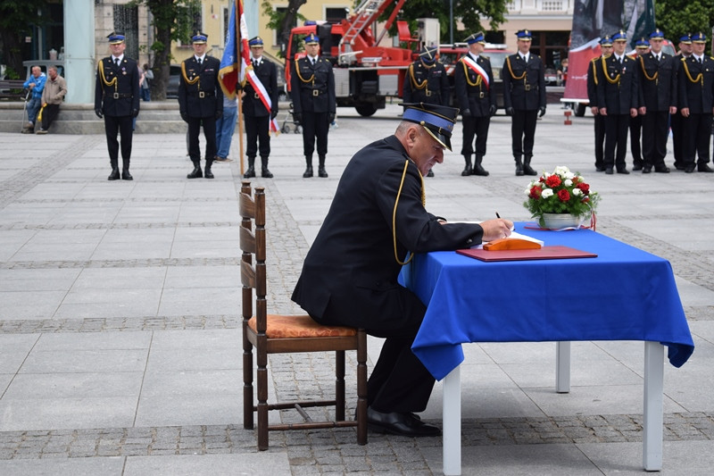 Relacja z Powiatowych Obchodów Dnia Strażaka oraz uroczystości nadania sztandaru dla KP PSP w Chełmnie
