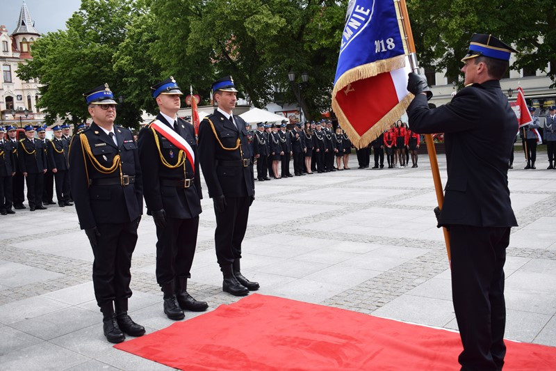 Relacja z Powiatowych Obchodów Dnia Strażaka oraz uroczystości nadania sztandaru dla KP PSP w Chełmnie