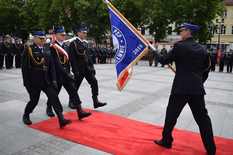 Relacja z Powiatowych Obchodów Dnia Strażaka oraz uroczystości nadania sztandaru dla KP PSP w Chełmnie