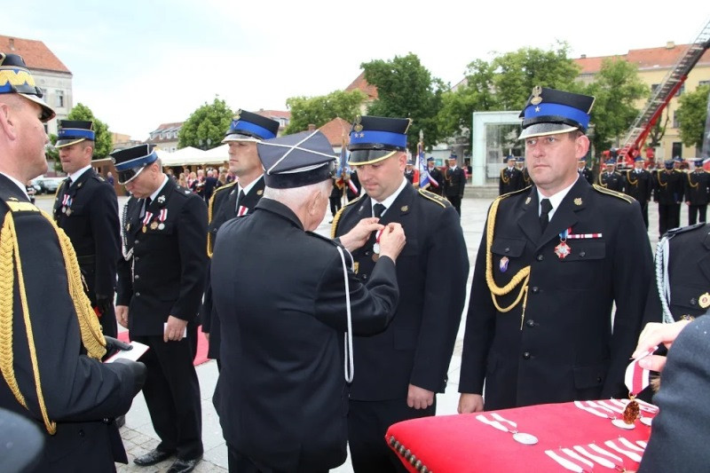 Relacja z Powiatowych Obchodów Dnia Strażaka oraz uroczystości nadania sztandaru dla KP PSP w Chełmnie