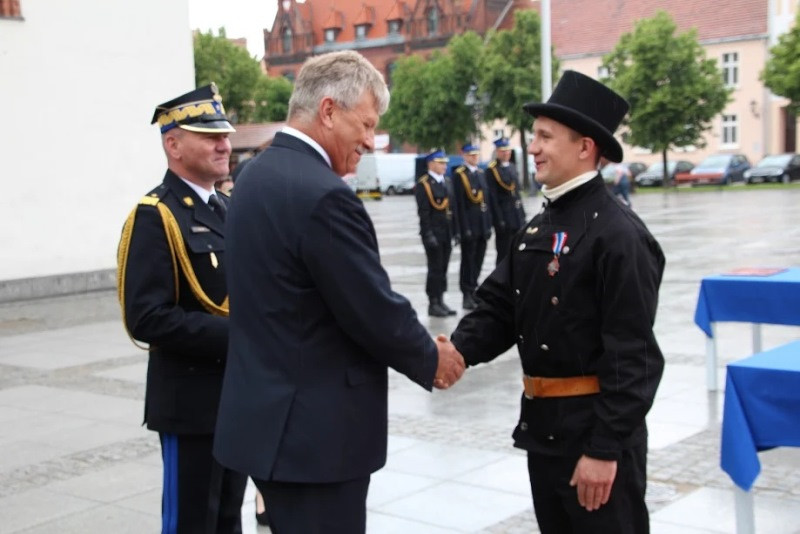 Relacja z Powiatowych Obchodów Dnia Strażaka oraz uroczystości nadania sztandaru dla KP PSP w Chełmnie