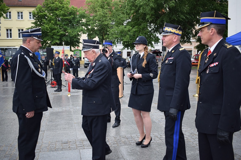 Relacja z Powiatowych Obchodów Dnia Strażaka oraz uroczystości nadania sztandaru dla KP PSP w Chełmnie