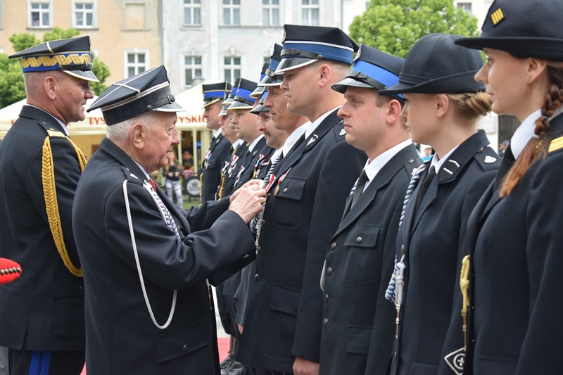 Relacja z Powiatowych Obchodów Dnia Strażaka oraz uroczystości nadania sztandaru dla KP PSP w Chełmnie