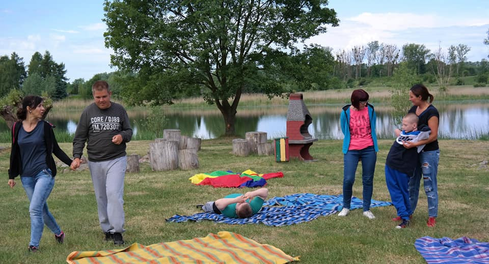 Sielski piknik nad jeziorem Starogrodzkim dzieci specjalnej troski