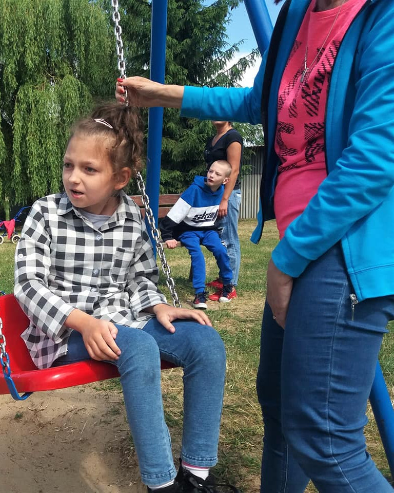 Sielski piknik nad jeziorem Starogrodzkim dzieci specjalnej troski