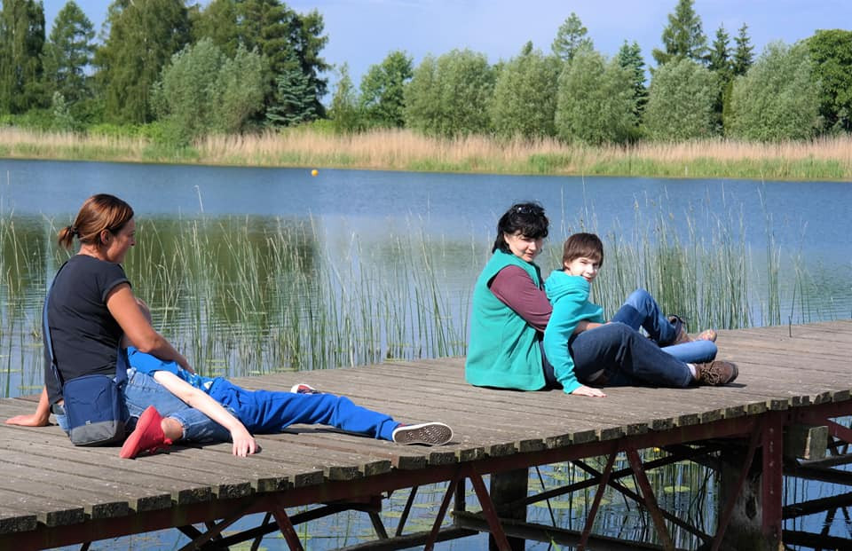 Sielski piknik nad jeziorem Starogrodzkim dzieci specjalnej troski