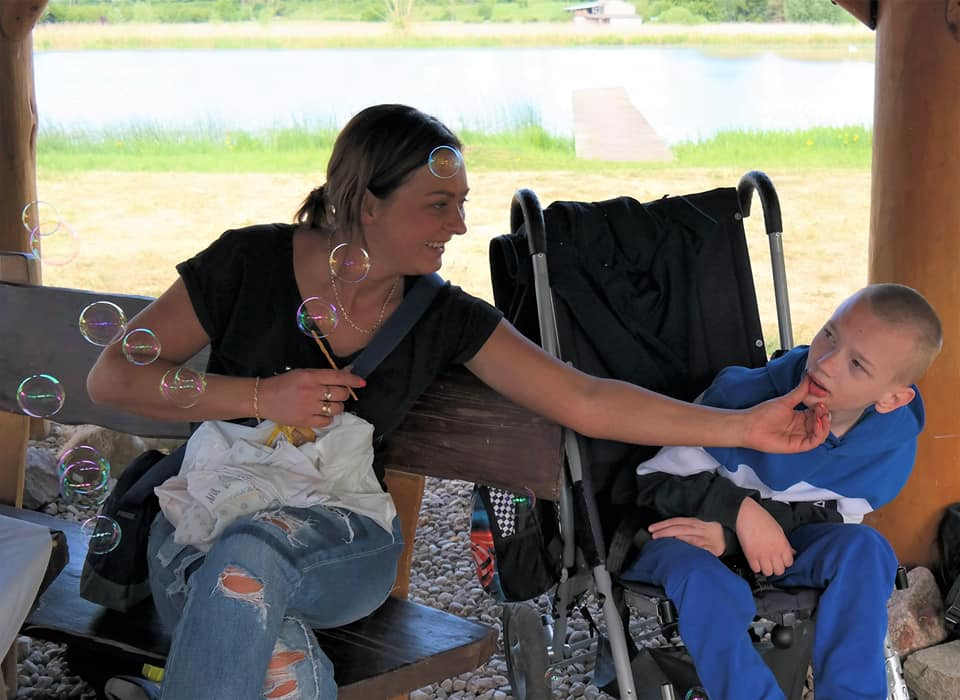 Sielski piknik nad jeziorem Starogrodzkim dzieci specjalnej troski