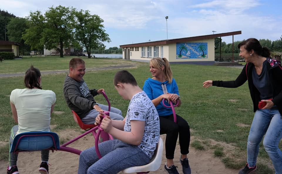 Sielski piknik nad jeziorem Starogrodzkim dzieci specjalnej troski