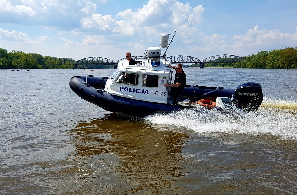 Policjanci przestrzegają przed niebezpiecznymi łachami rzecznymi. Nie wchodź na nie!