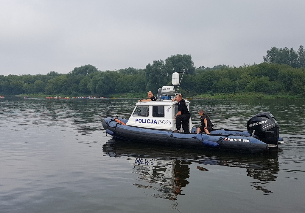 Policjanci przestrzegają przed niebezpiecznymi łachami rzecznymi. Nie wchodź na nie!