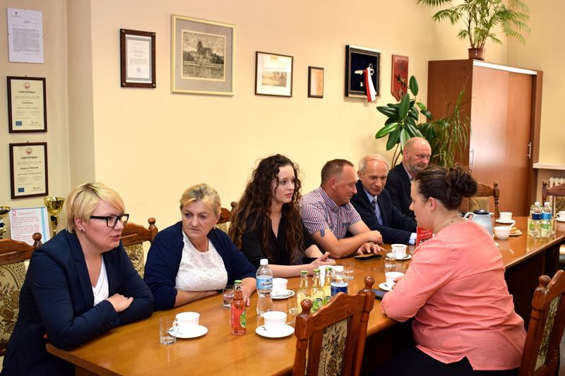 Wręczenie czeków dla sołtysów na realizację 10 przedsięwzięć w ramach konkursu ?Dziedzictwo kulturowe naszego sołectwa?