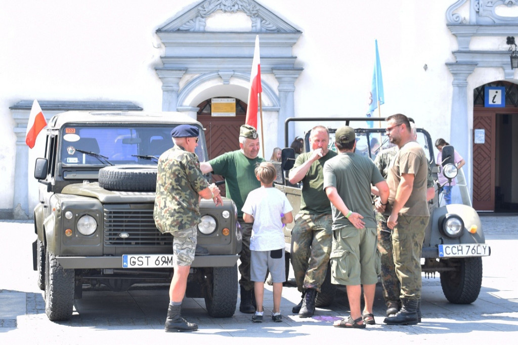 Uczestnicy VI Zlotu Militarnego na Rynku