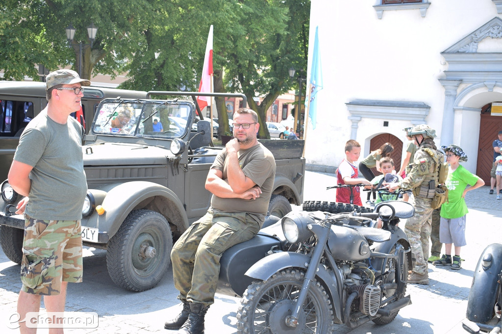 Uczestnicy VI Zlotu Militarnego na Rynku