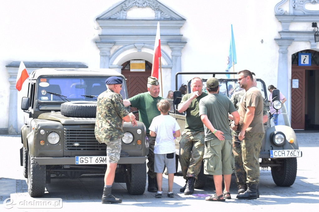 Uczestnicy VI Zlotu Militarnego na Rynku