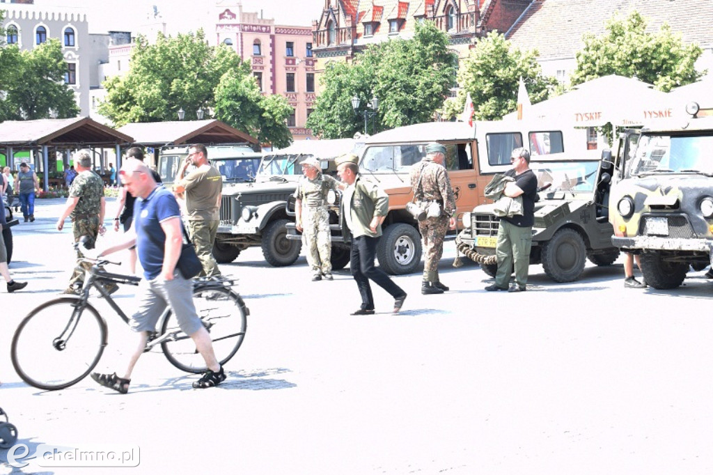 Uczestnicy VI Zlotu Militarnego na Rynku