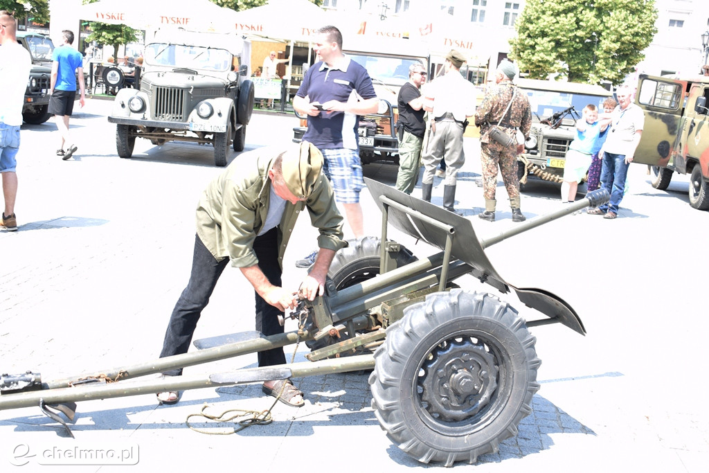 Uczestnicy VI Zlotu Militarnego na Rynku