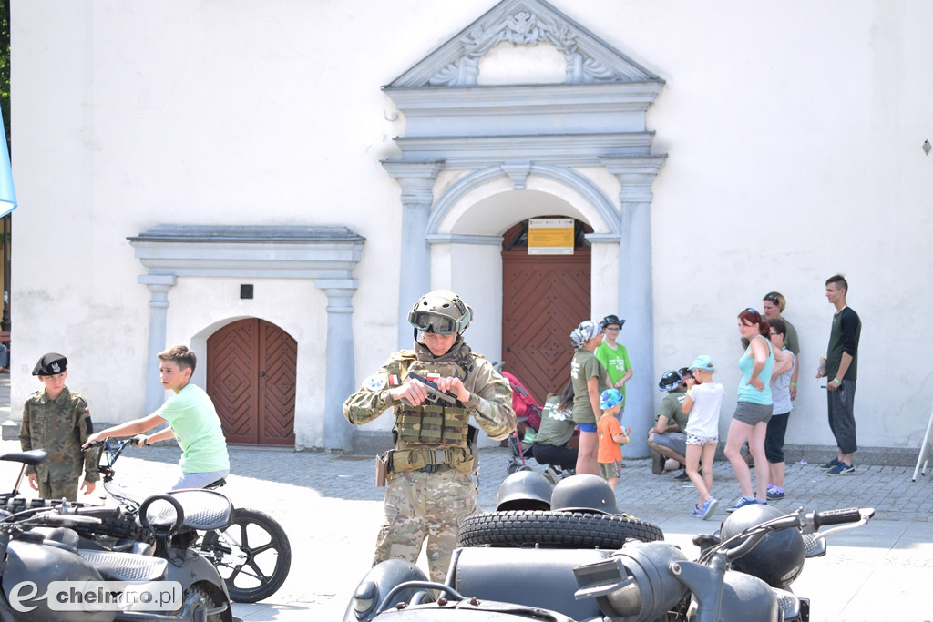 Uczestnicy VI Zlotu Militarnego na Rynku