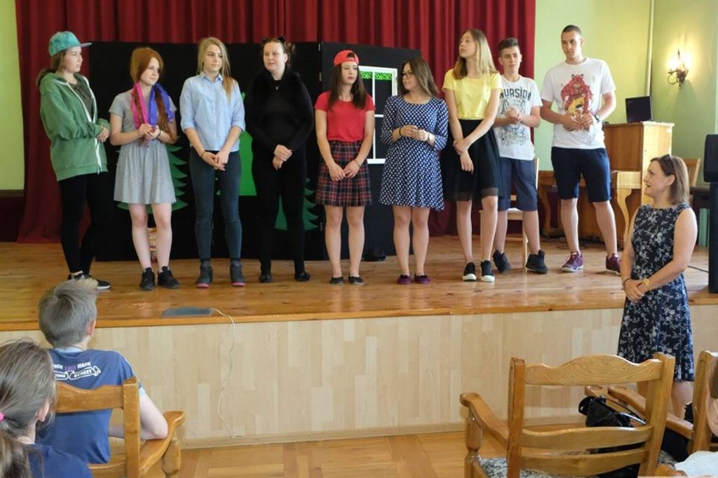 Nadużywanie Intenetu plagą naszych czasów - spektakl