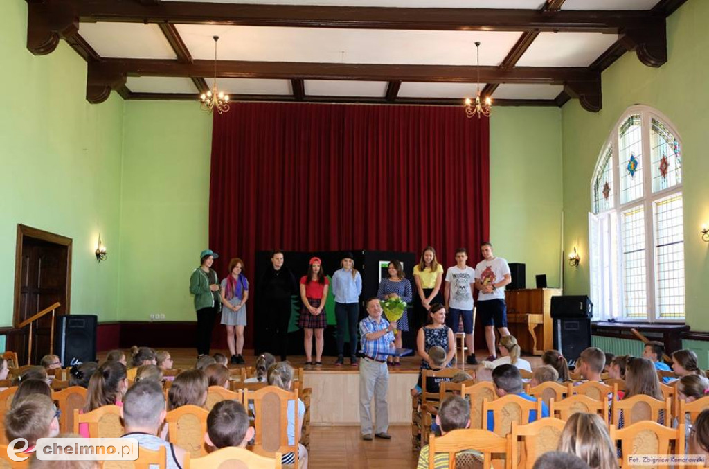 Nadużywanie Intenetu plagą naszych czasów - spektakl