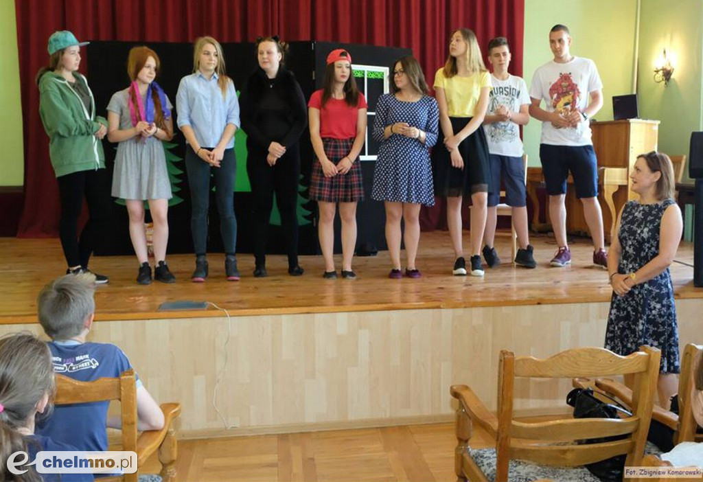 Nadużywanie Intenetu plagą naszych czasów - spektakl