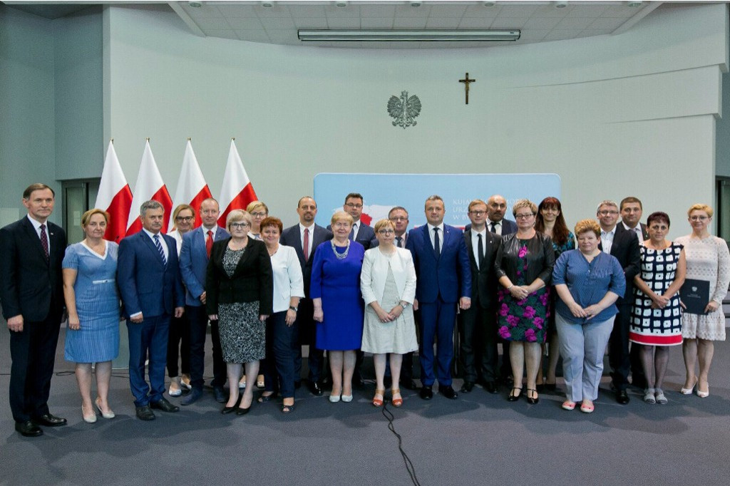 Umowy o modernizacji dróg lokalnych i inwestycji oświatowych
