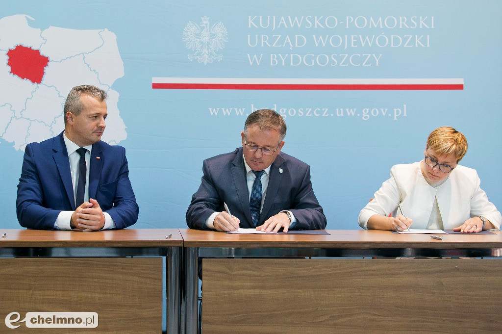 Umowy o modernizacji dróg lokalnych i inwestycji oświatowych