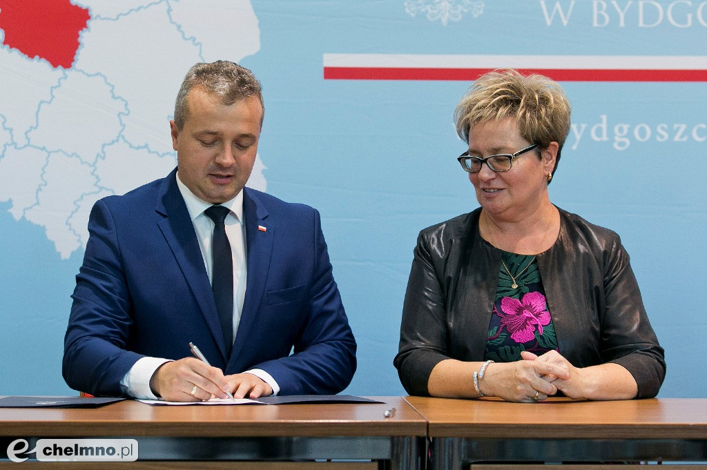 Umowy o modernizacji dróg lokalnych i inwestycji oświatowych