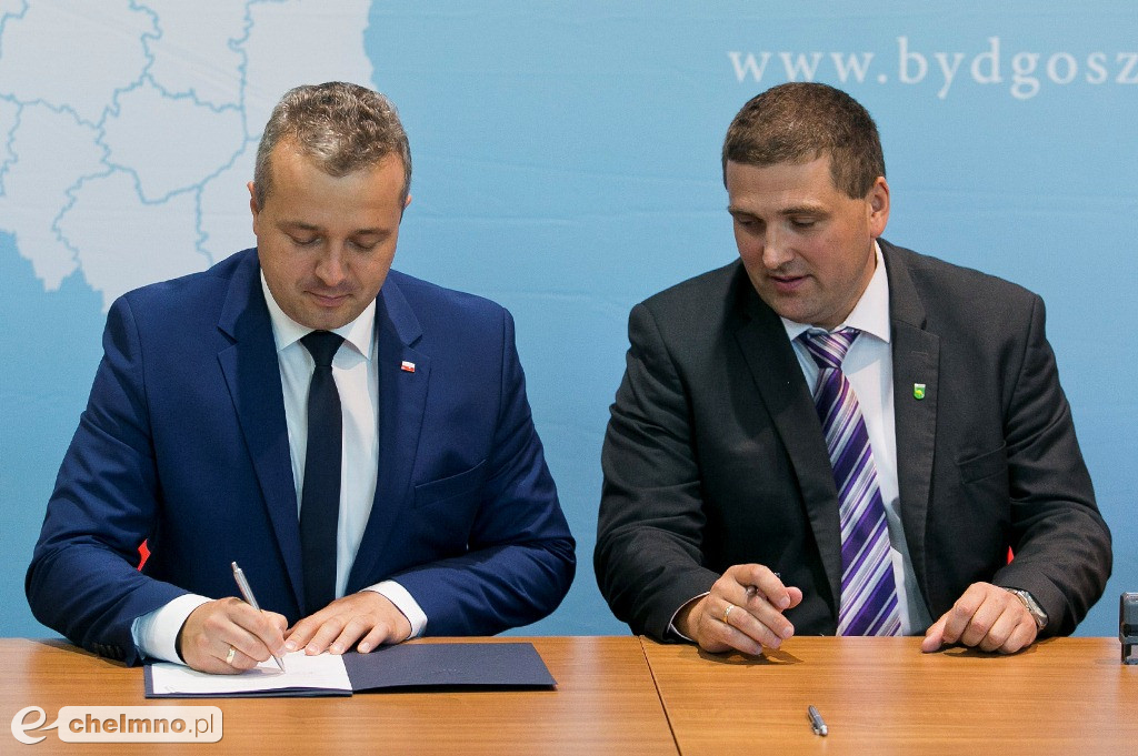 Umowy o modernizacji dróg lokalnych i inwestycji oświatowych