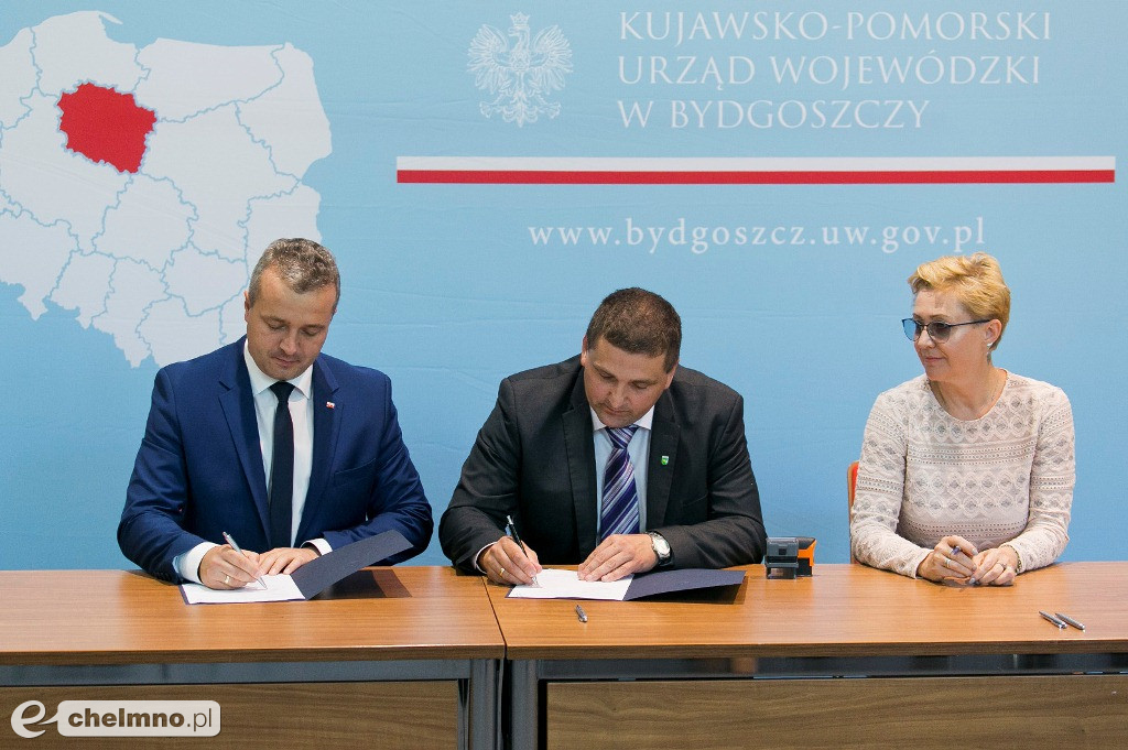 Umowy o modernizacji dróg lokalnych i inwestycji oświatowych