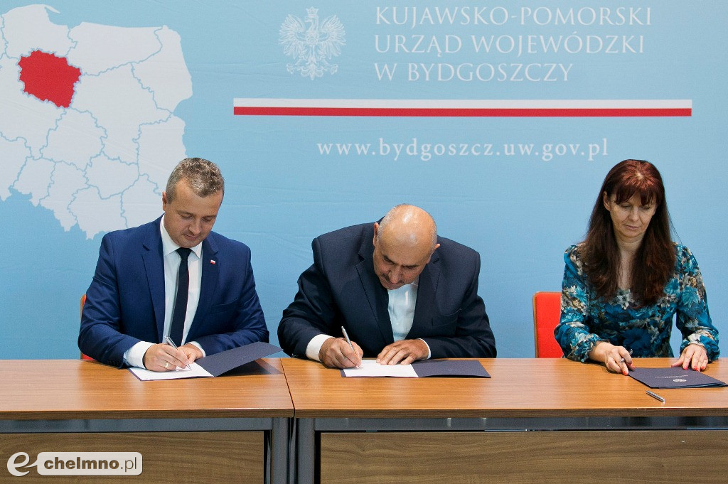 Umowy o modernizacji dróg lokalnych i inwestycji oświatowych