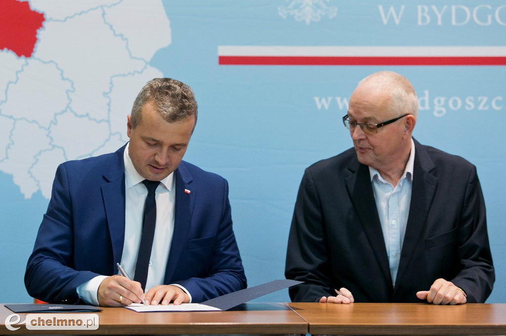 Umowy o modernizacji dróg lokalnych i inwestycji oświatowych