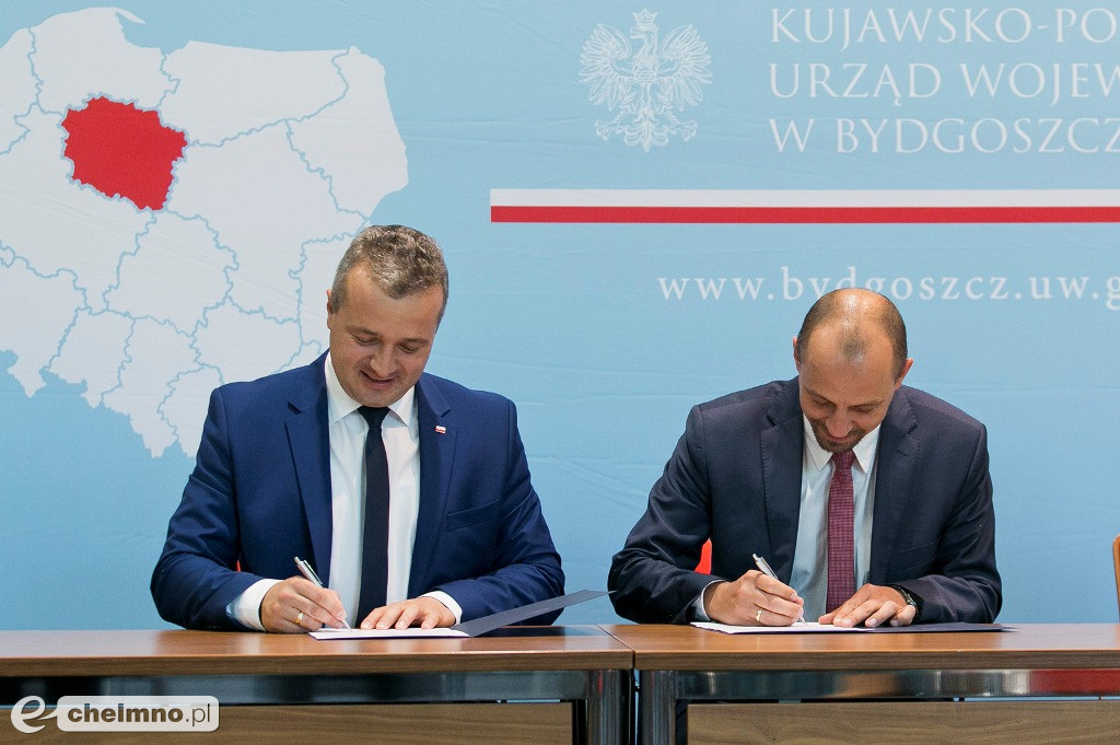 Umowy o modernizacji dróg lokalnych i inwestycji oświatowych