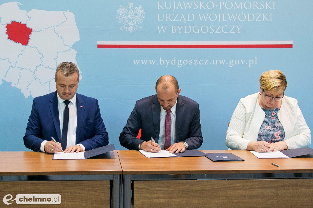 Umowy o modernizacji dróg lokalnych i inwestycji oświatowych