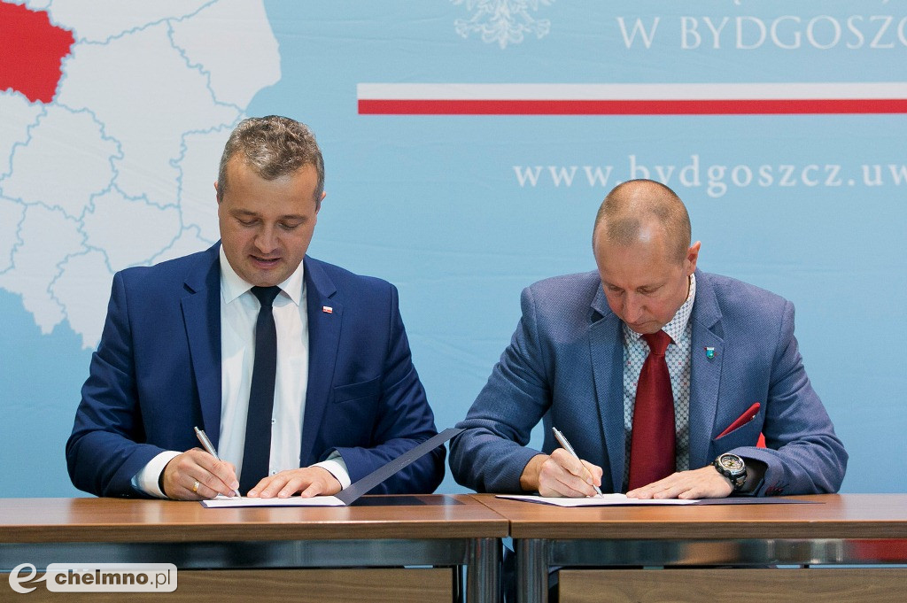 Umowy o modernizacji dróg lokalnych i inwestycji oświatowych