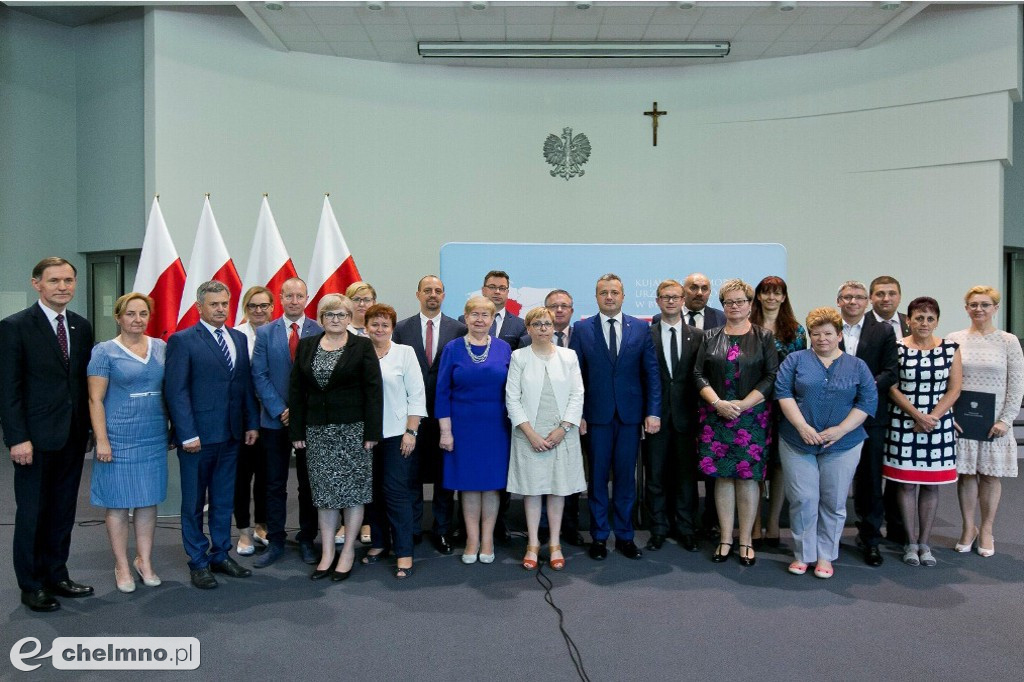 Umowy o modernizacji dróg lokalnych i inwestycji oświatowych
