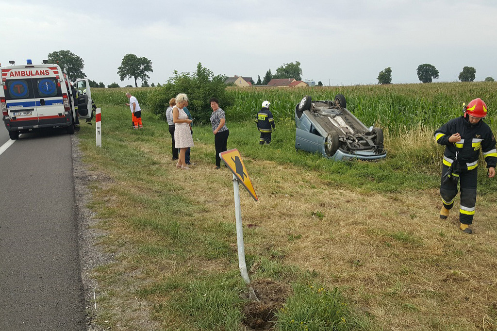 Opel meriva dachował na drodze nr 91. Zobacz zdjęcia