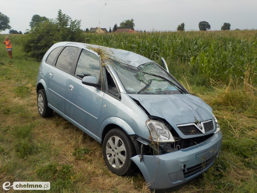 Opel meriva dachował na drodze nr 91. Zobacz zdjęcia