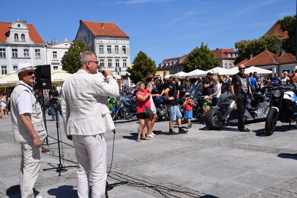 Parada uczestników Atomowego Zlotu Motocyklowego