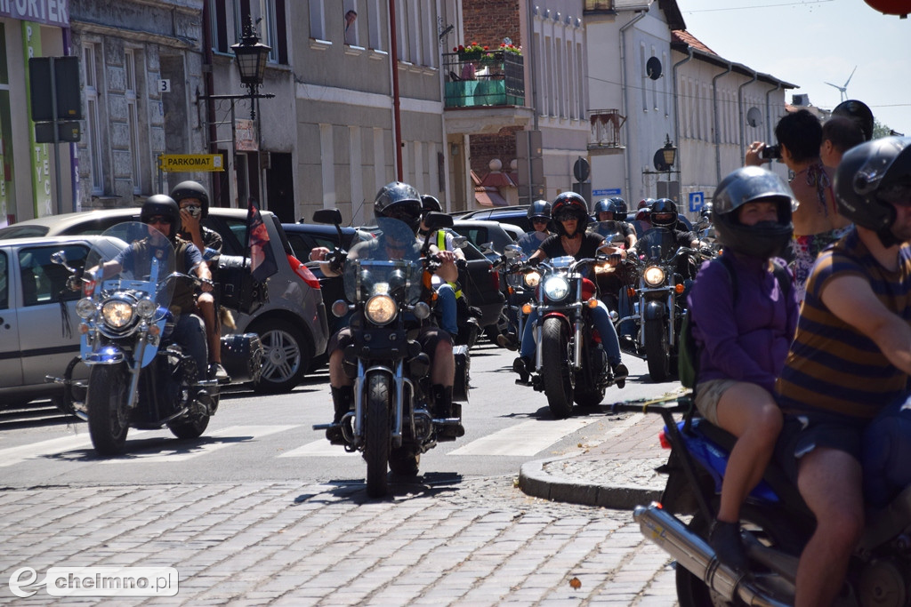Parada uczestników Atomowego Zlotu Motocyklowego